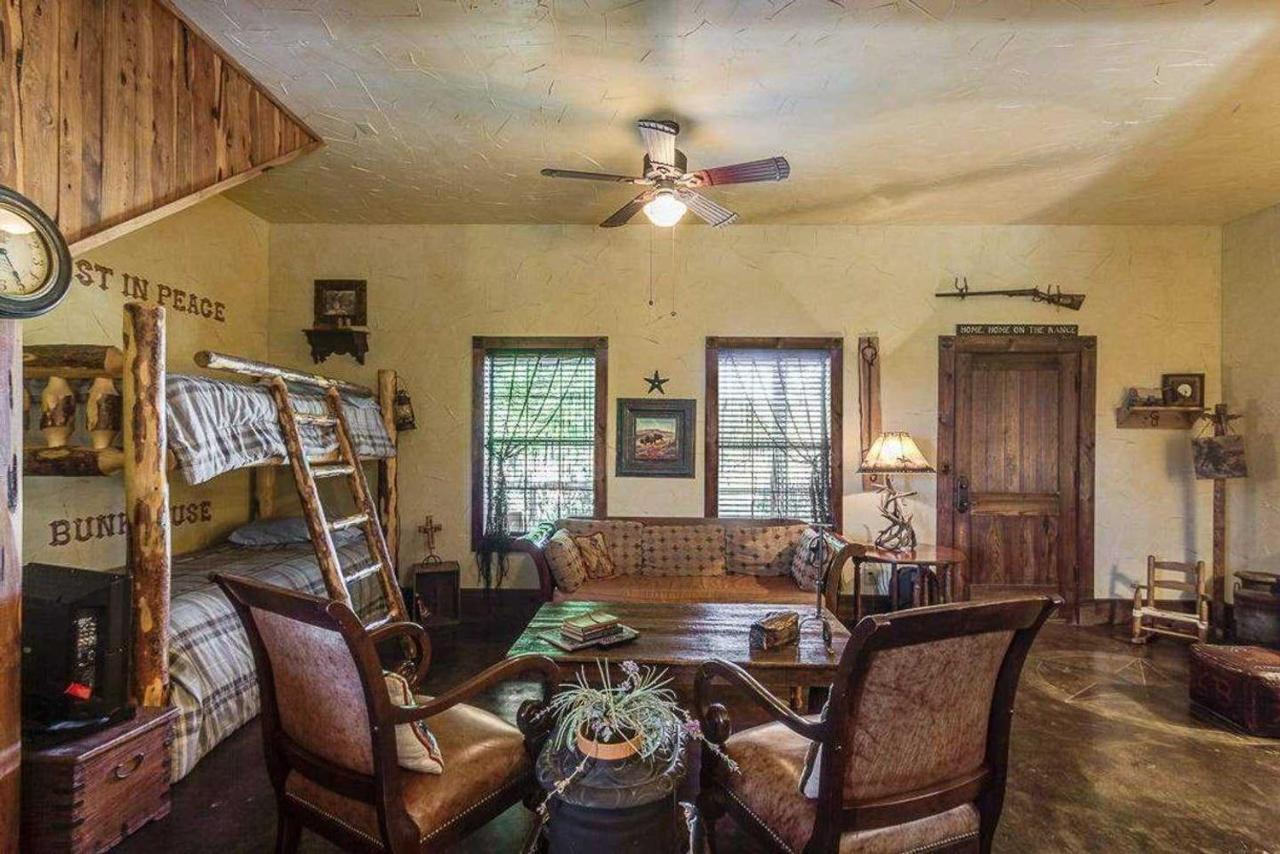 Last Outpost Bandera Ranch House Bagian luar foto
