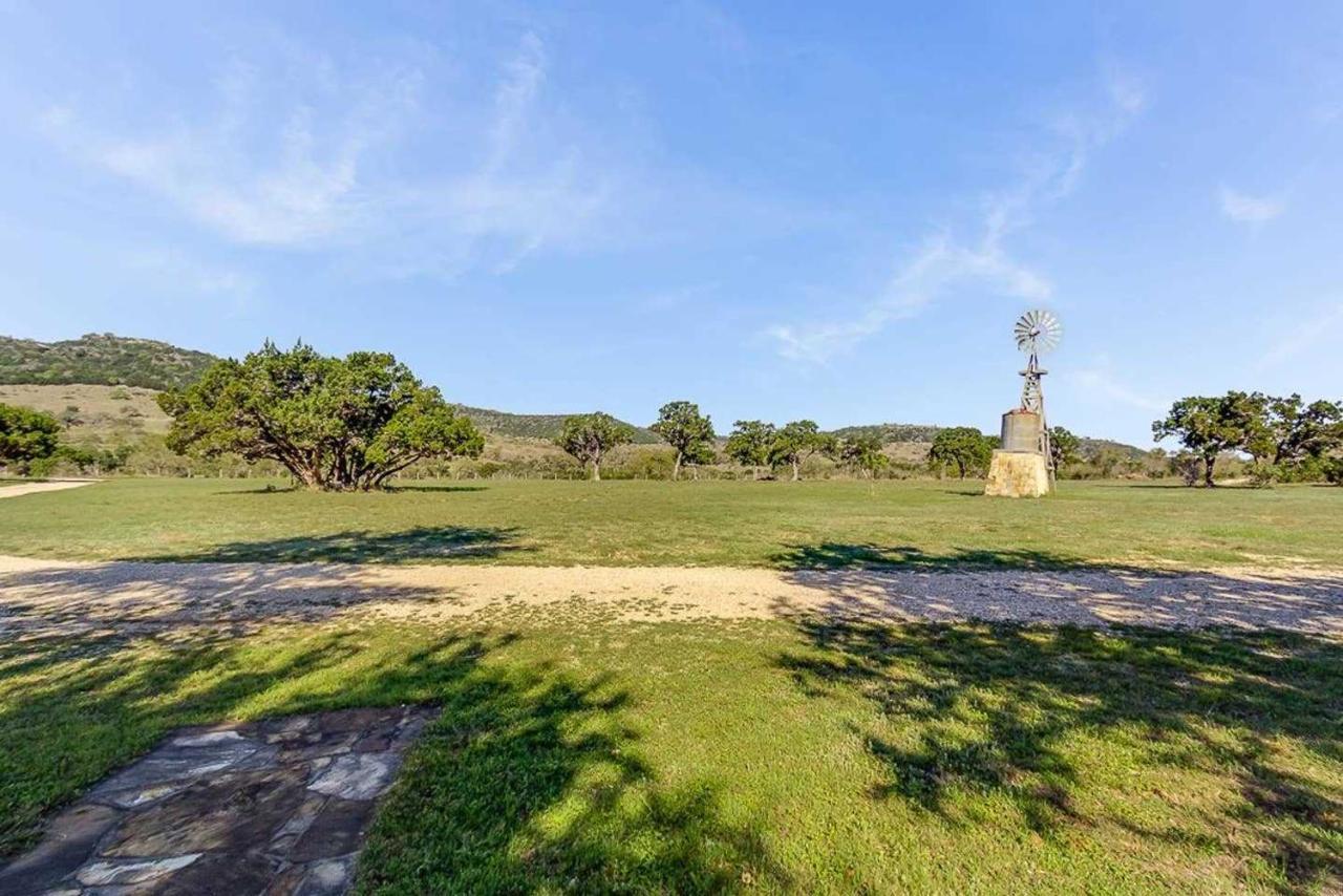 Last Outpost Bandera Ranch House Bagian luar foto